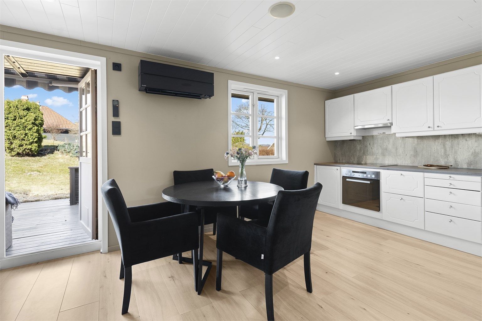 Åpen løsning mellom kjøkken og stue. 