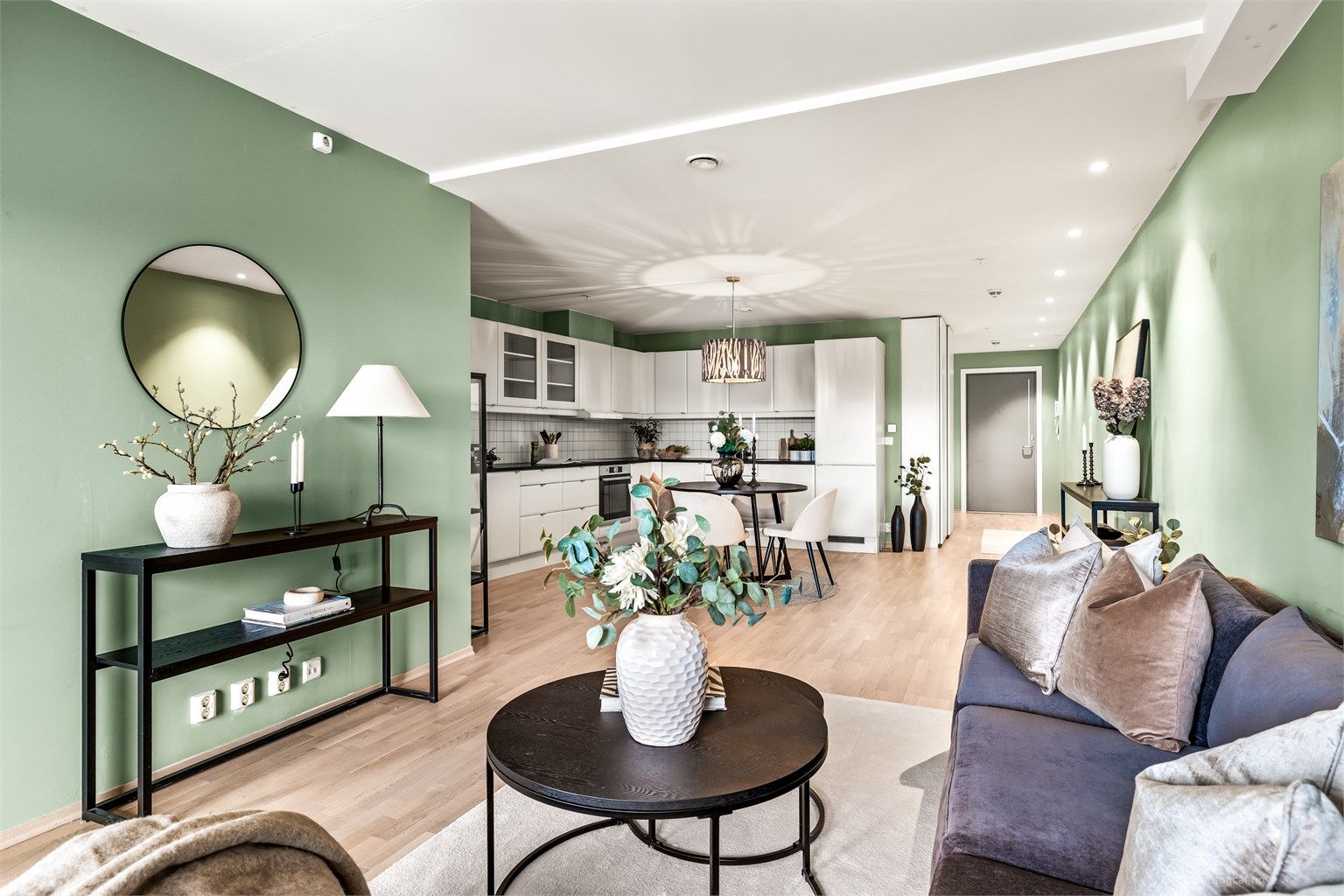 Den åpne løsningen skaper en naturlig flyt mellom sonene for matlaging og avslapning.