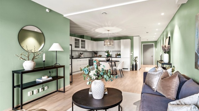 Den åpne løsningen skaper en naturlig flyt mellom sonene for matlaging og avslapning.