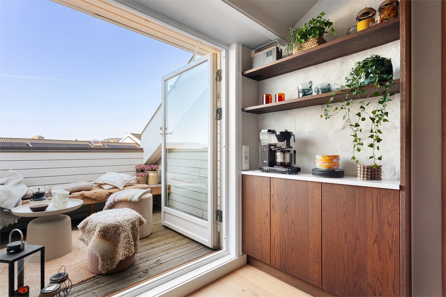 Her har du direkte utgang til den nordvendte takterrassen, som gir en fin forlengelse av rommet i sommerhalvåret