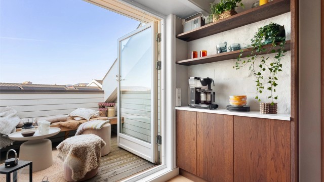 Her har du direkte utgang til den nordvendte takterrassen, som gir en fin forlengelse av rommet i sommerhalvåret