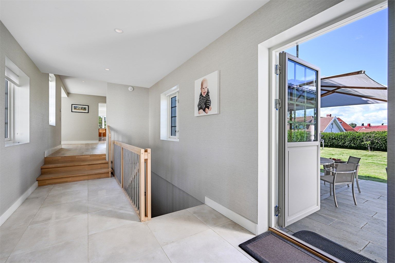 Den påbygde fløyen er sømløst integrert med hovedhuset og byr på en moderne og funksjonell hverdag. 