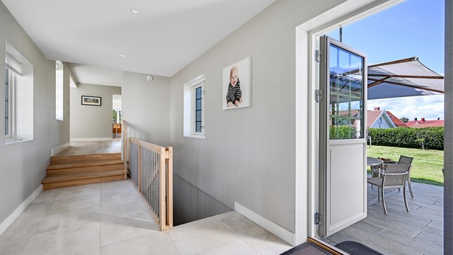 Den påbygde fløyen er sømløst integrert med hovedhuset og byr på en moderne og funksjonell hverdag.