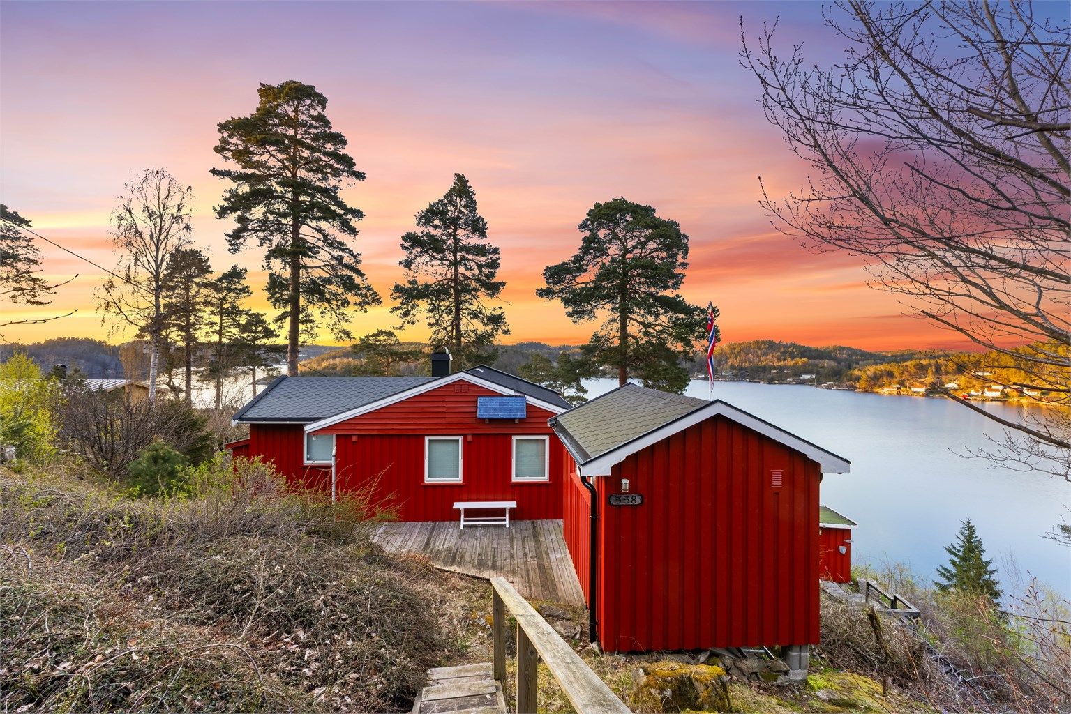 Eiendommen er skjermet belligende i terrenget nydelig utsyn mot sjø og natur