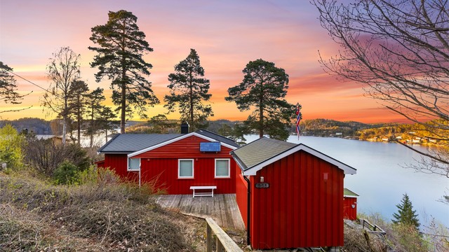 Eiendommen er skjermet belligende i terrenget nydelig utsyn mot sjø og natur