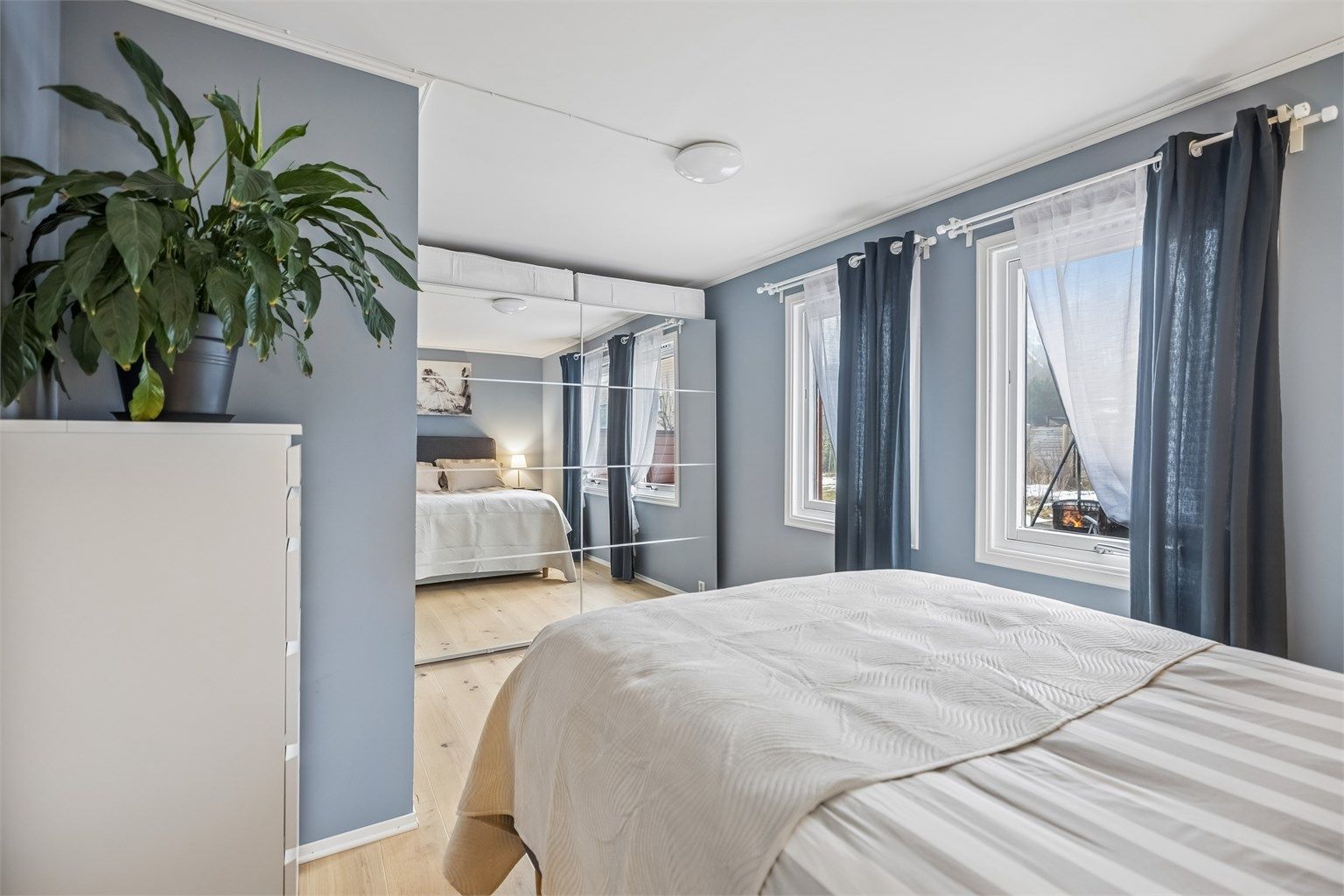 Hovedsoverommet er av god størrelse med stor garderobe med speilfronter.