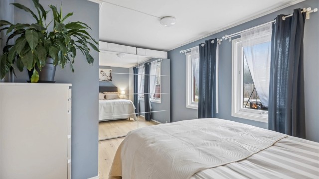 Hovedsoverommet er av god størrelse med stor garderobe med speilfronter.