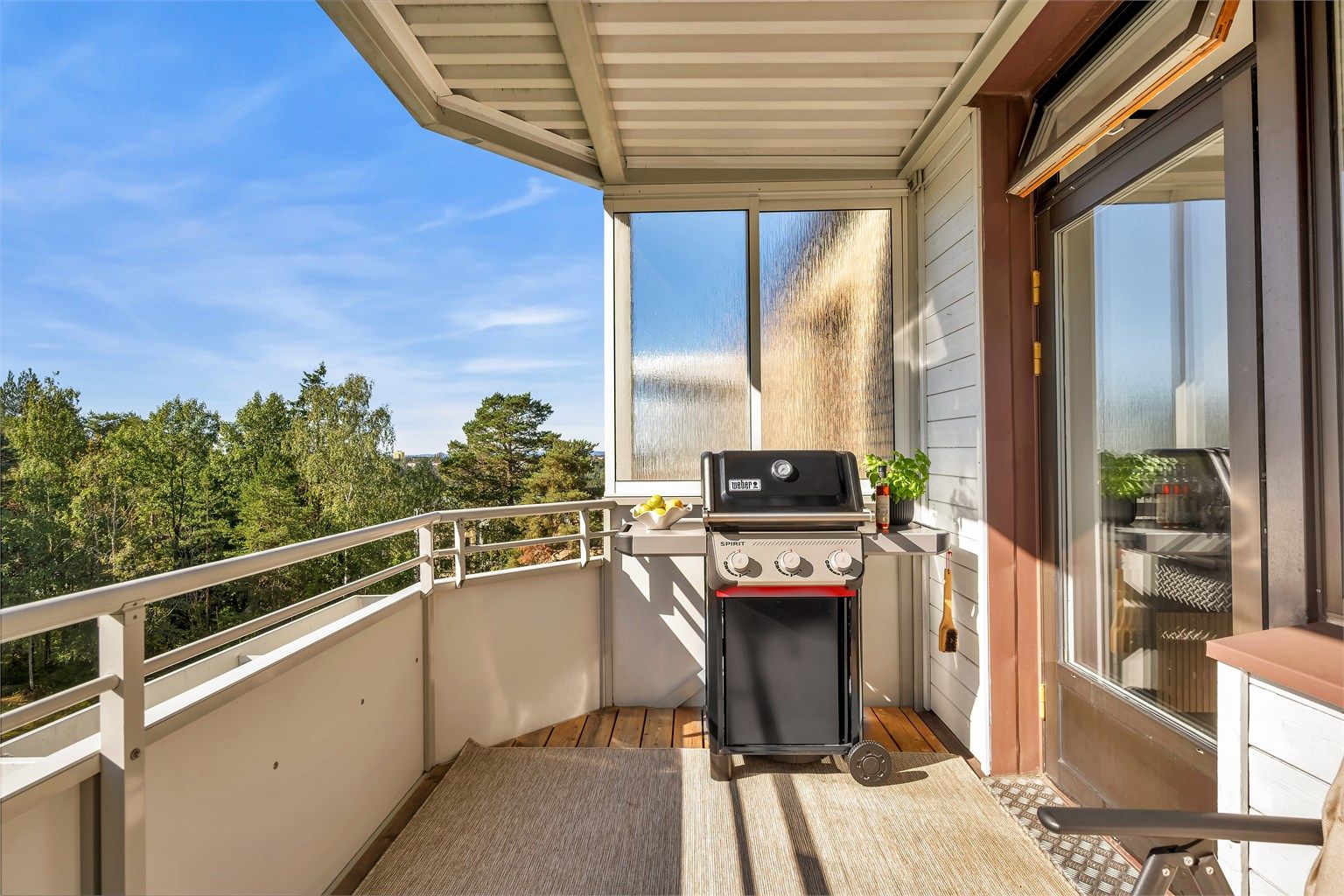 Balkongen er belagt med terrassebord og har plass til sittegruppe og planter.
Grilling på balkonger er ikke tillatt i borettslaget.