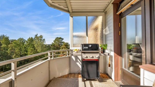 Balkongen er belagt med terrassebord og har plass til sittegruppe og planter.
Grilling på balkonger er ikke tillatt i borettslaget.