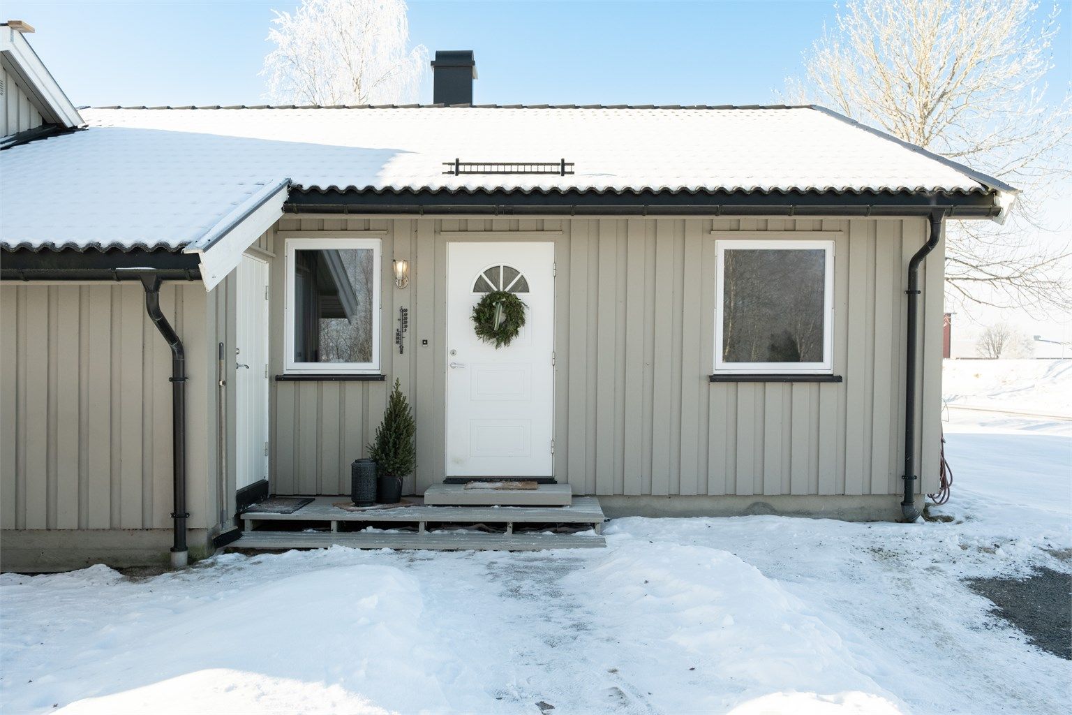 Boligen fremstår med tradisjonell utforming og ligger i etablert boligområde. Utvendig bod tilknyttet boligen.