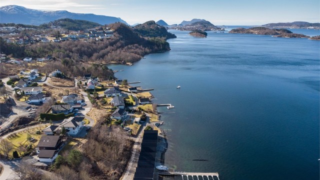 Dronebilde tatt fra øst mot vest