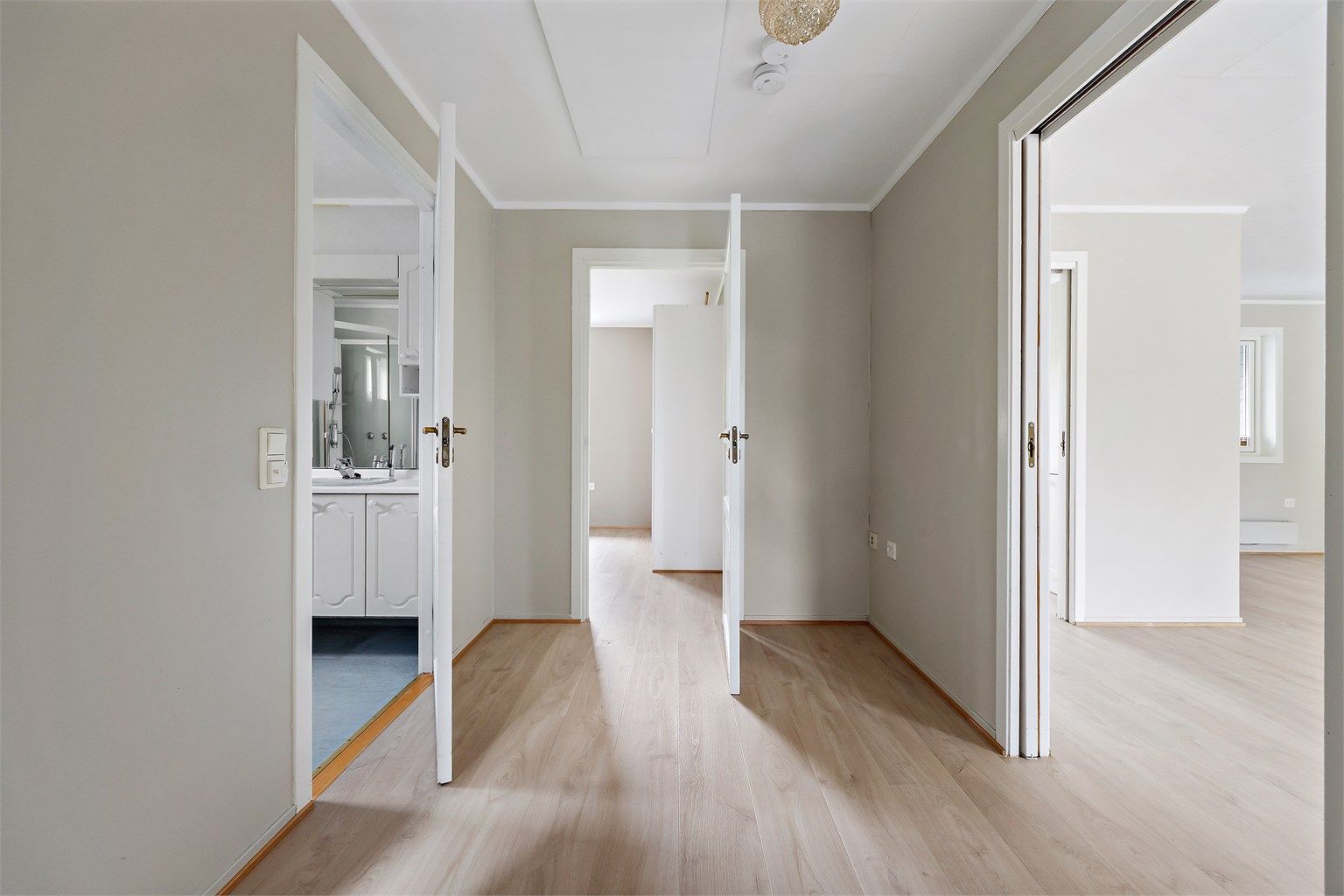 Alle overflater er malt og det er lagt nytt gulv i alle rom i mai/juni 2025 (med unntak av bad og bod)