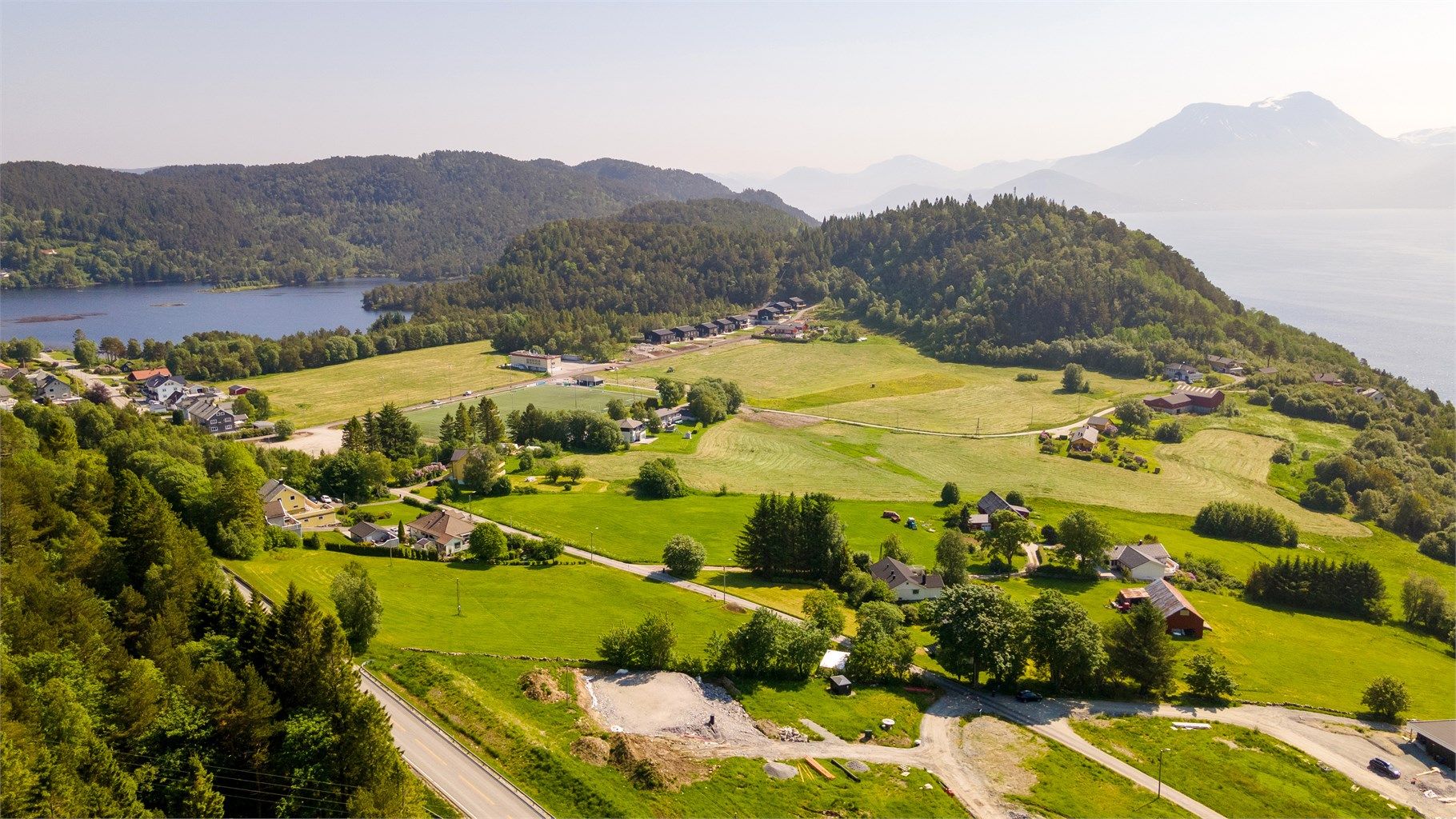 Tomten ligger høyt til i feltet med umiddelbar nærhet til bla Mauseidvåg stadion og turstiene rundt Mausavatnet og opp til Vardane