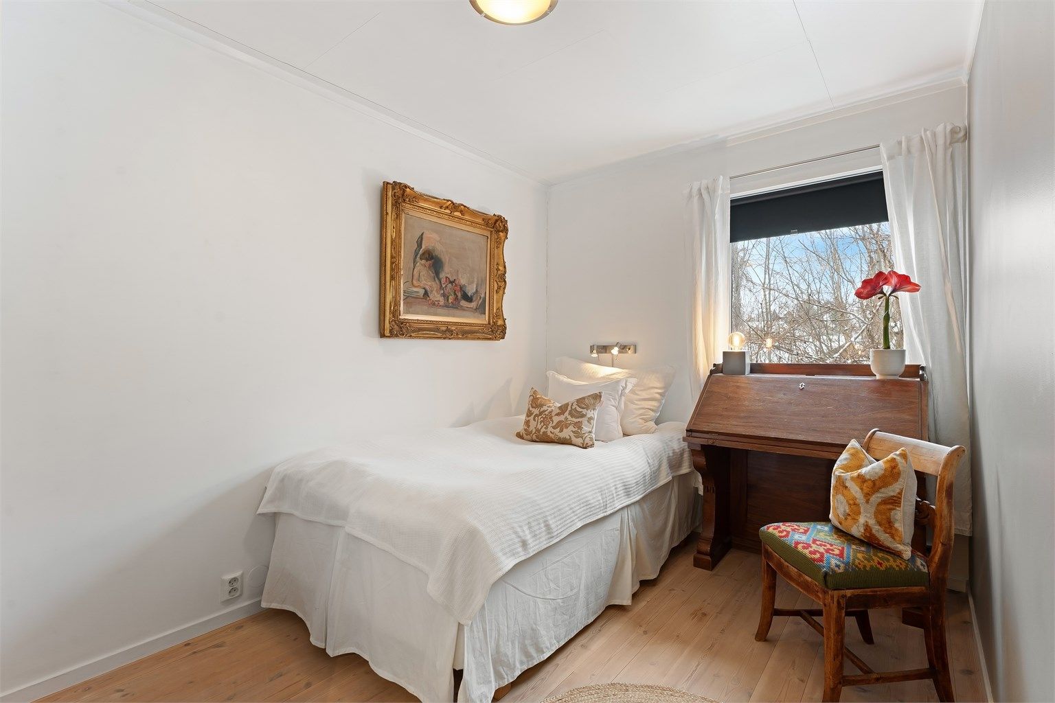 Et av soverommene i første etasje