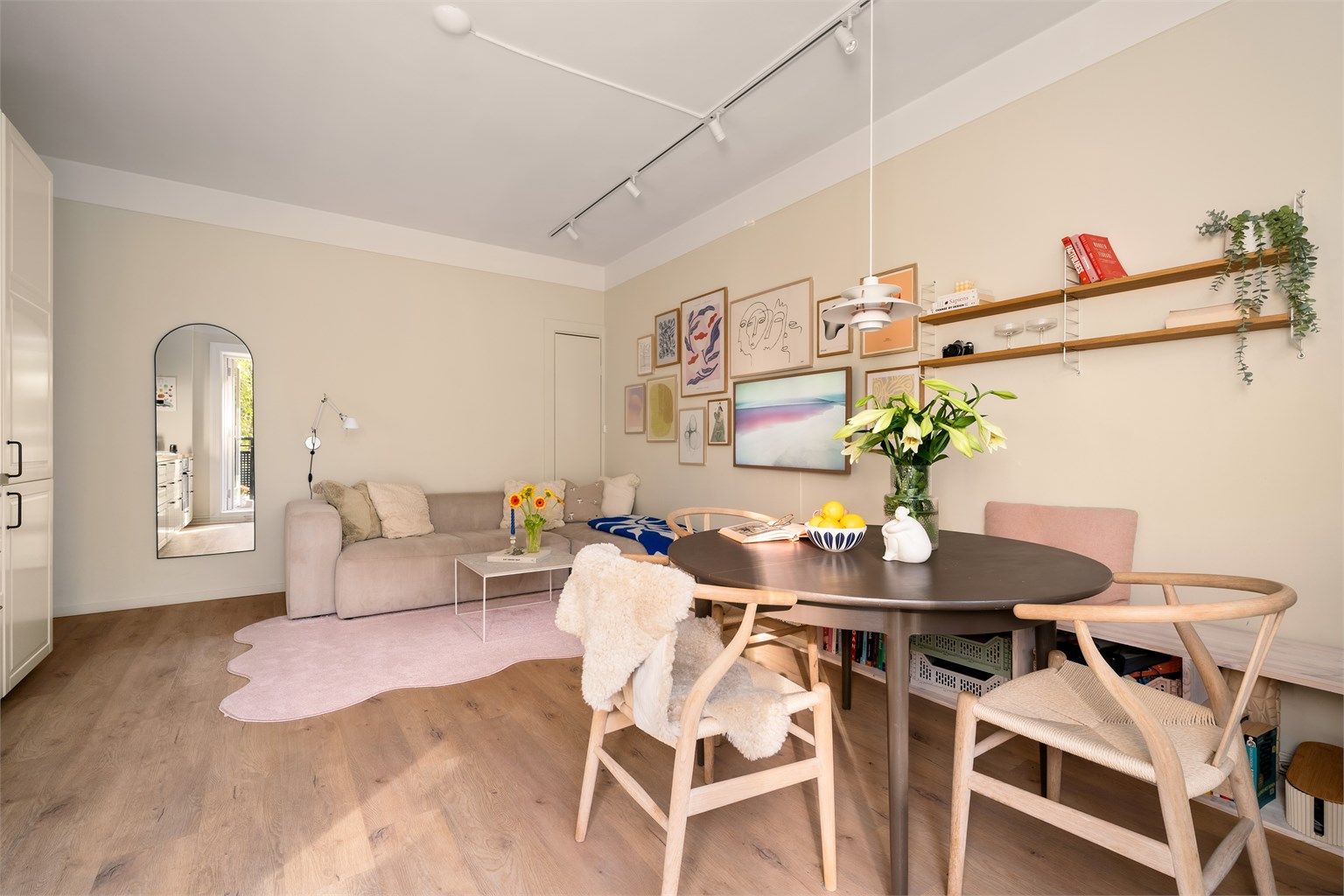 Stuen er lekker og innbydende med plass til å møblere i soner.