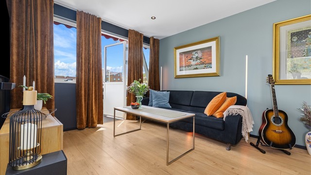 Stuen har en trivelig sofakrok med utgang til balkongen
