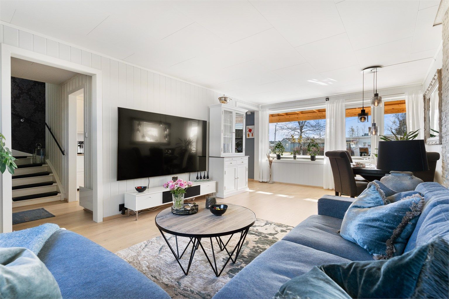 Eiendomsmegler Krogsveen avd. Årnes har gleden av å presentere Runnisvingen 3! Stort og tiltalende rekkehus i sentrumsnære omgivelser.