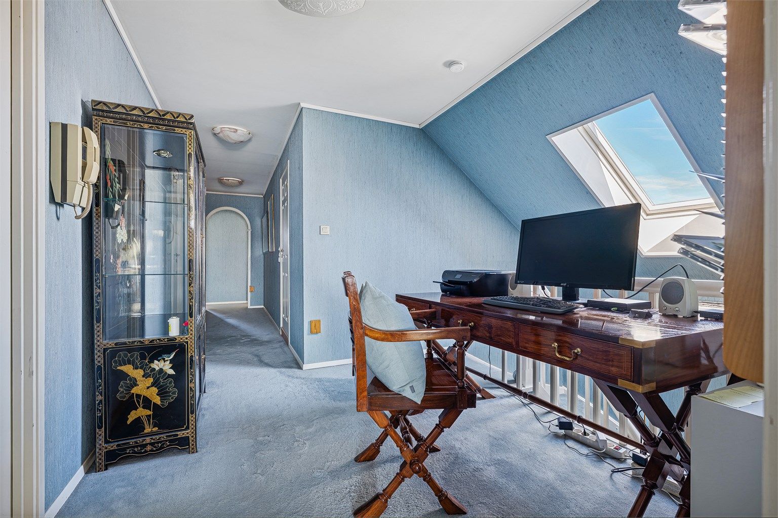 Øverste etasje av boligen består av 3 meget store soverom, stort romslig bad, stue, og bod med lagring. Det er også loft med lagring. 