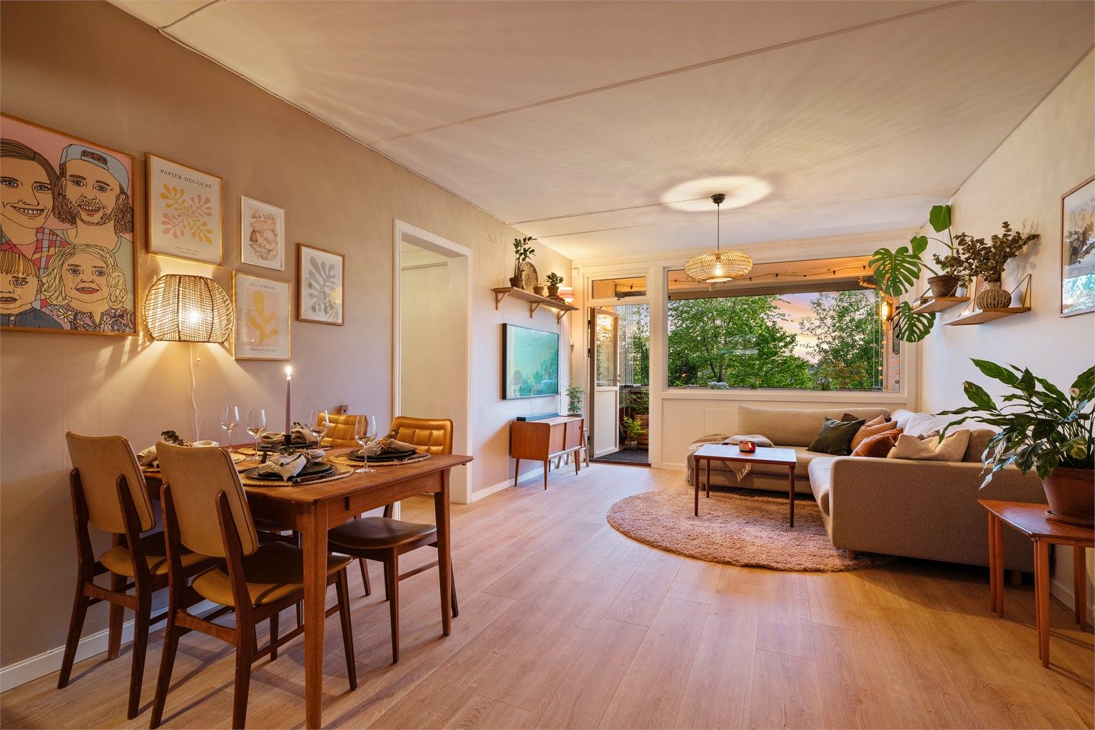 En innbydende og innholdsrik 4-roms leilighet med populær beliggenhet på Ulsrud. 