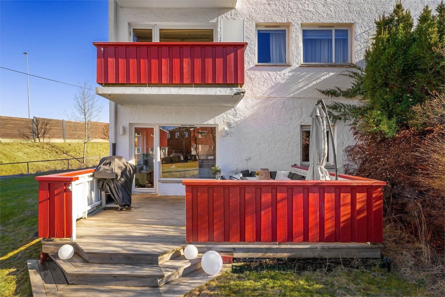 Fantastiske solforhold på den 17 kvm store terrassen. Her har man sol fra ca. 10:15 og frem til 22:30 om sommeren