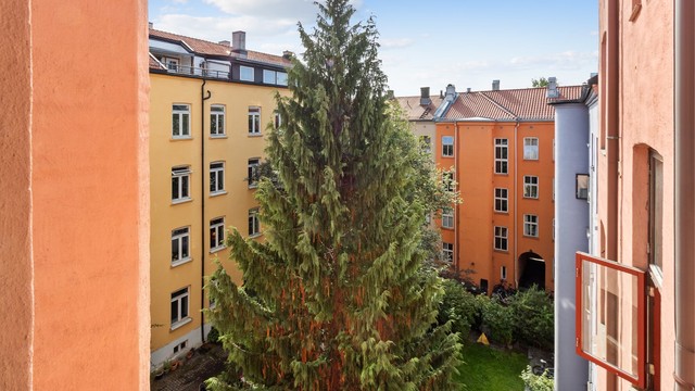Kjøkkenet vender inn mot en rolig og grønn bakgård. Vil man sitte ute har sameiet en kjempekoselig sittegruppe i bakgården.
