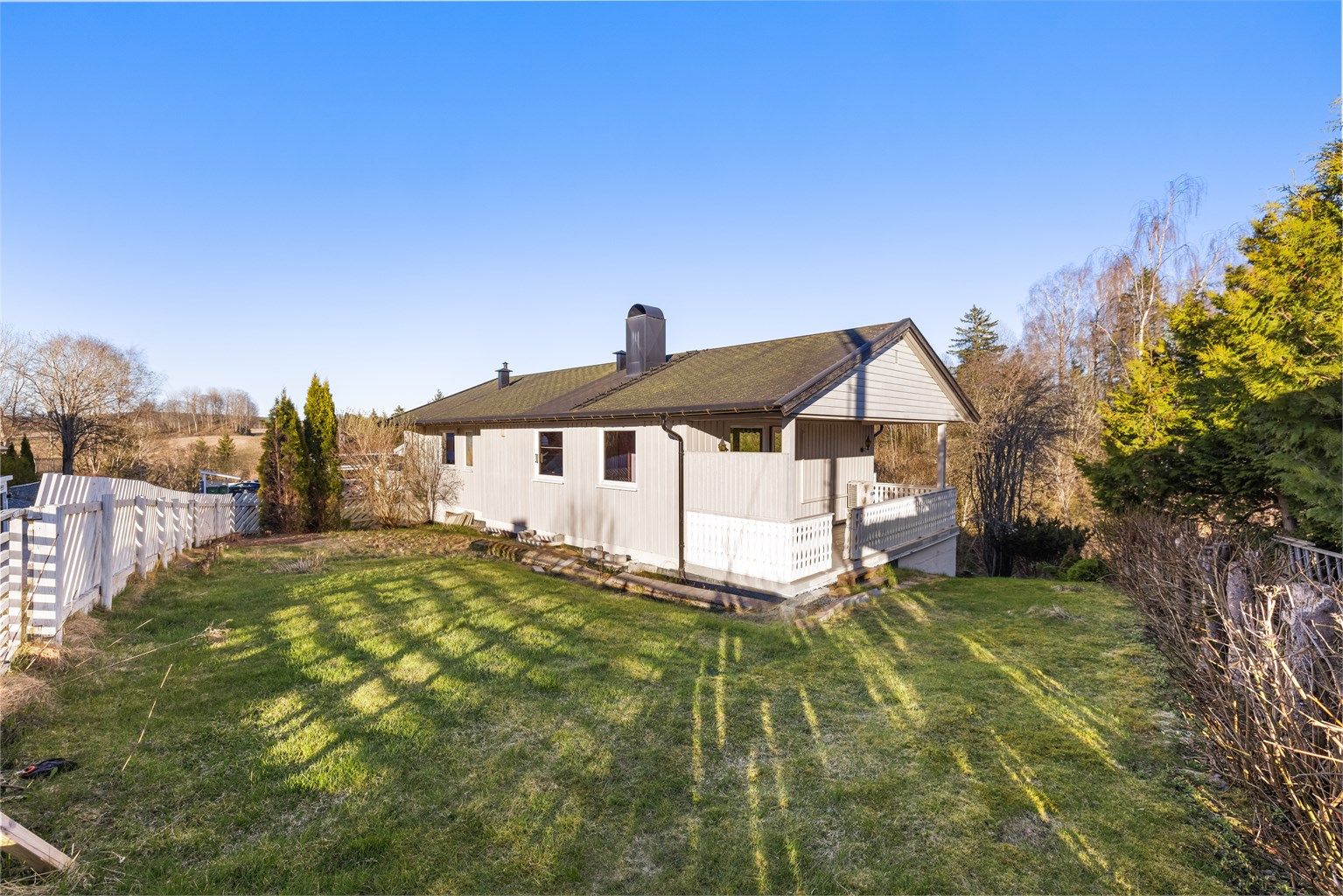 Eiendommen har tomt på begge sider av huset - På denne siden får du kveldssolen