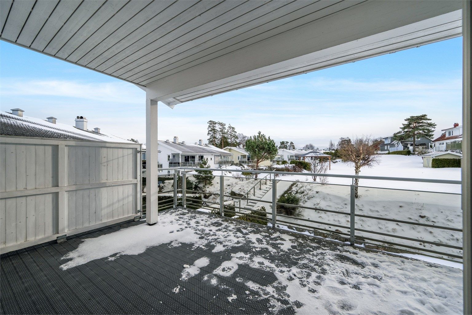 Fra stuen har du utgang til en lun, hyggelig og overbygget balkong på ca. 13 kvm – et flott uterom for både avslapning og sosialt samvær.