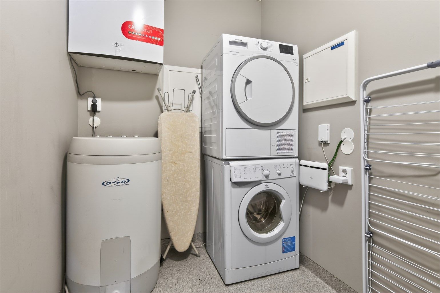 Praktisk bod på 3,5 kvm innredet som vaskerom og teknisk rom. 