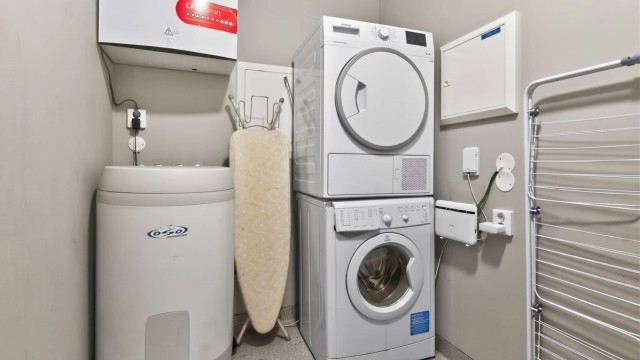 Praktisk bod på 3,5 kvm innredet som vaskerom og teknisk rom.