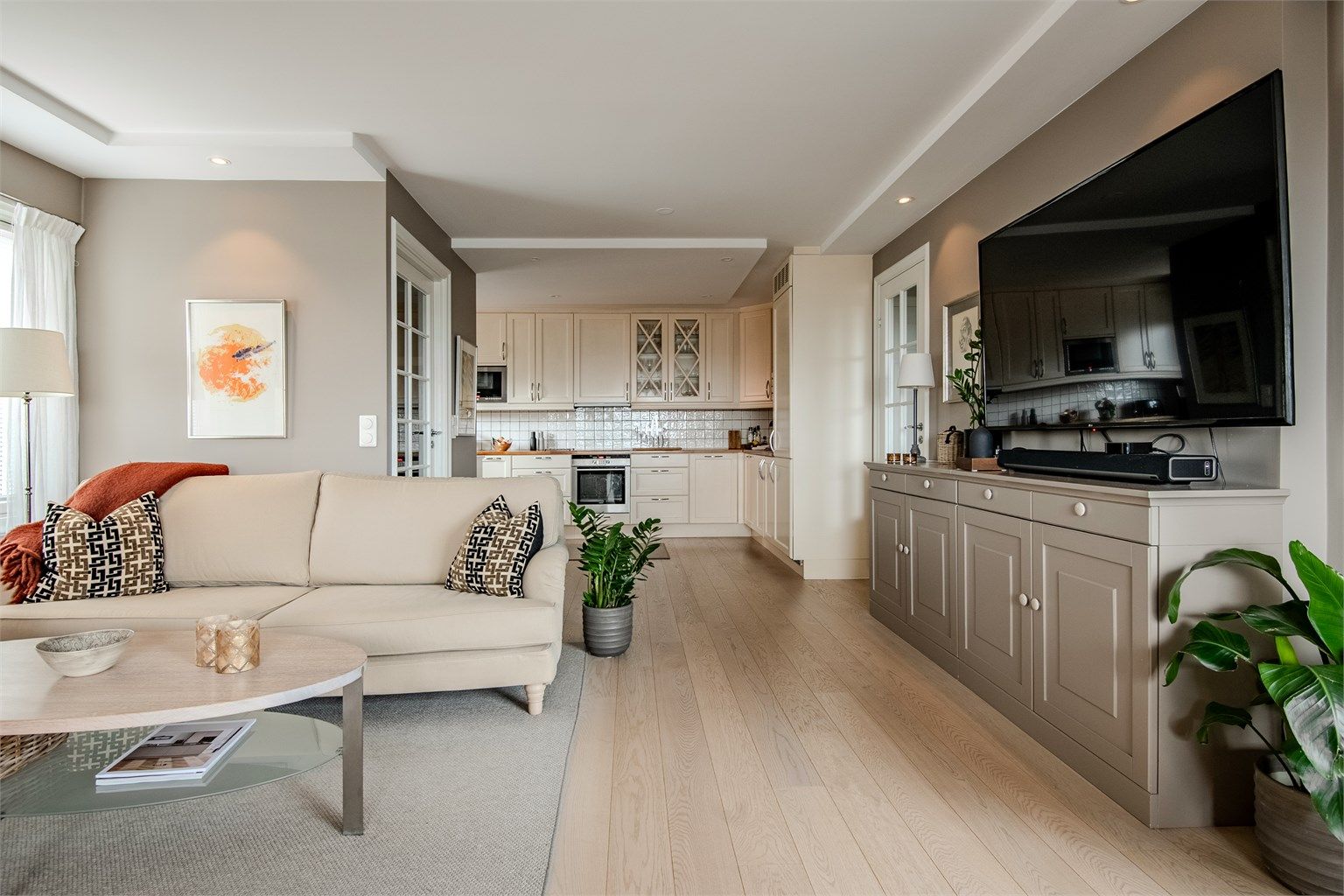 Den åpne løsningen mellom stue og kjøkken bindes sammen av en gjennomgående 1-stavs eikeparkett, lagt i 2017.