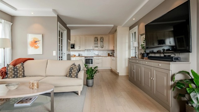 Den åpne løsningen mellom stue og kjøkken bindes sammen av en gjennomgående 1-stavs eikeparkett, lagt i 2017.