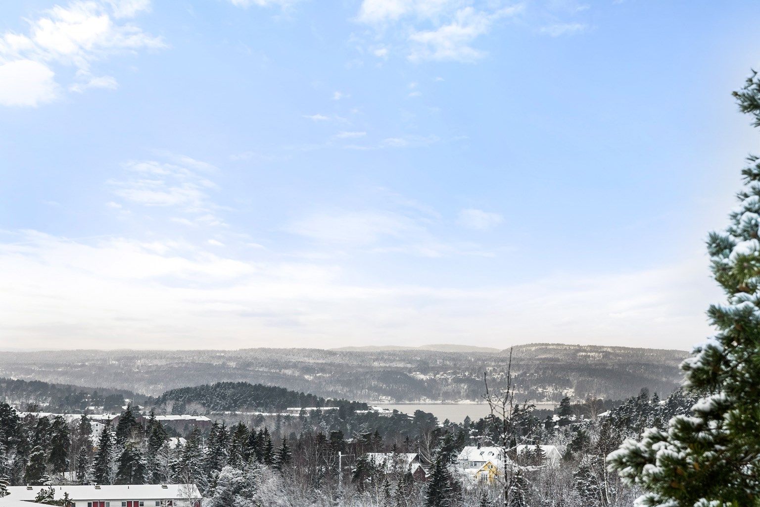Nyere rekkehus (2018) over tre plan med skjermet beliggenhet. Flott fjordutsikt. Garasjeplass m/lader. Bilfritt bomiljø.