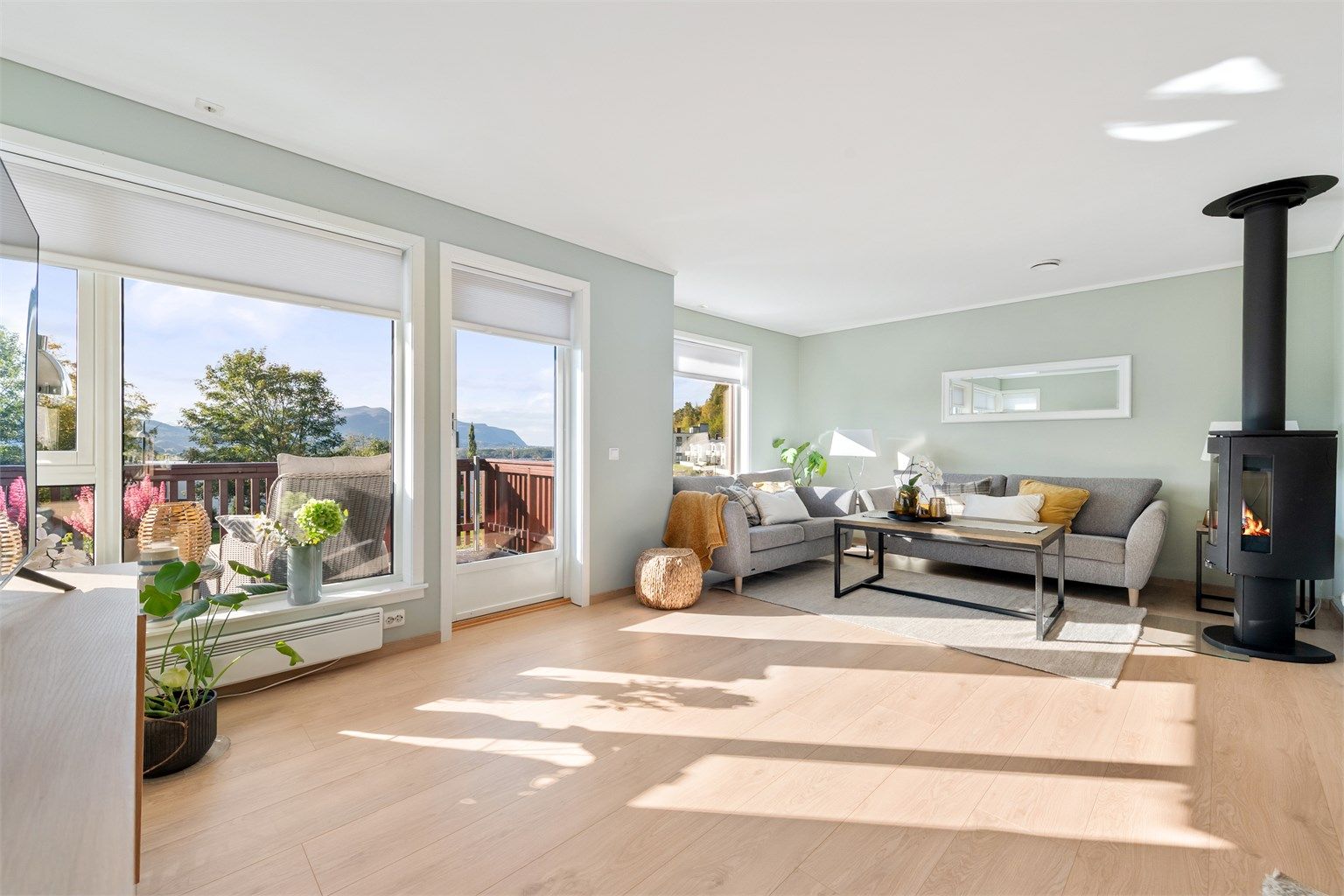 Stue med lyse overflater og flott utsikt