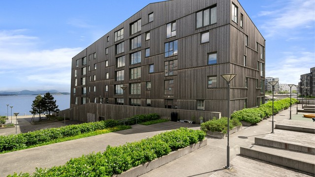 Leiligheten ligger i 4.etg. Det er parkering i garasjeanlegg og heis opp til leilighetsetasjen.
Trappefri adkomst.