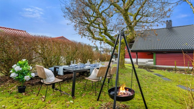 Selger opplyser at det er sol på tomten fra tidlig morgen til ca. kl 22