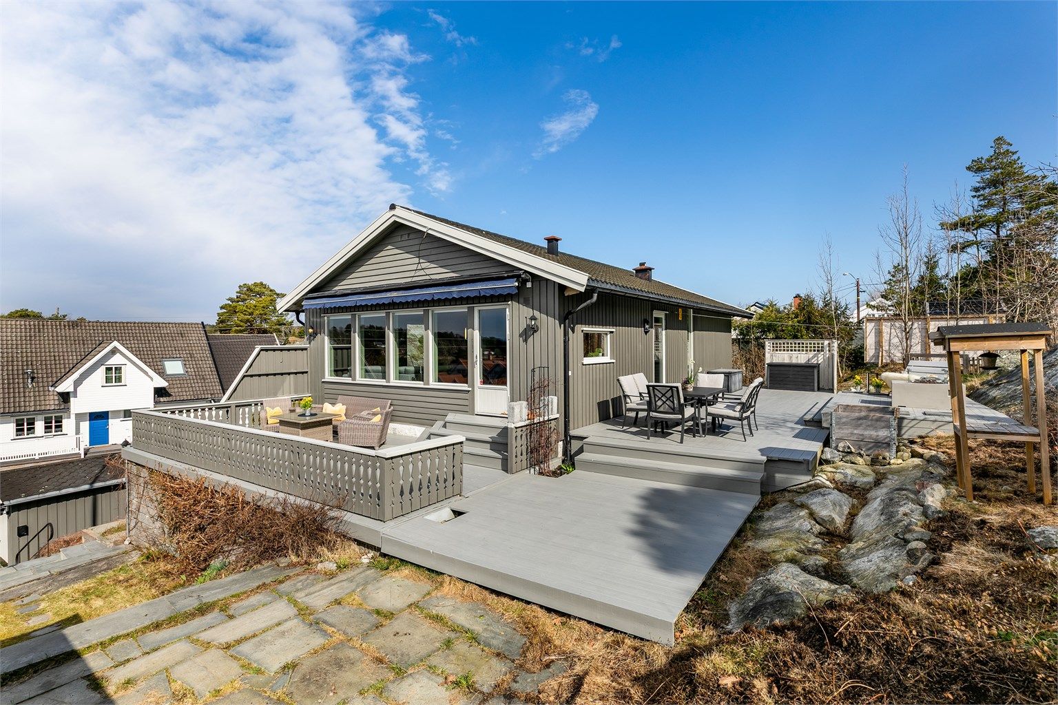 På sørveggen ble deler av kledning skiftet ut i 2023. Både boligen og garasjen ble malt utvendig i tidsrommet 2023-2025.