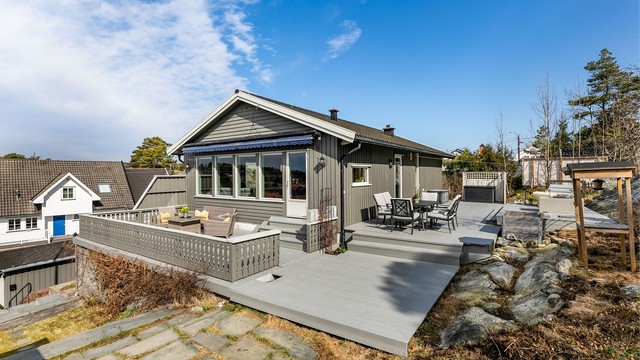 På sørveggen ble deler av kledning skiftet ut i 2023. Både boligen og garasjen ble malt utvendig i tidsrommet 2023-2025.