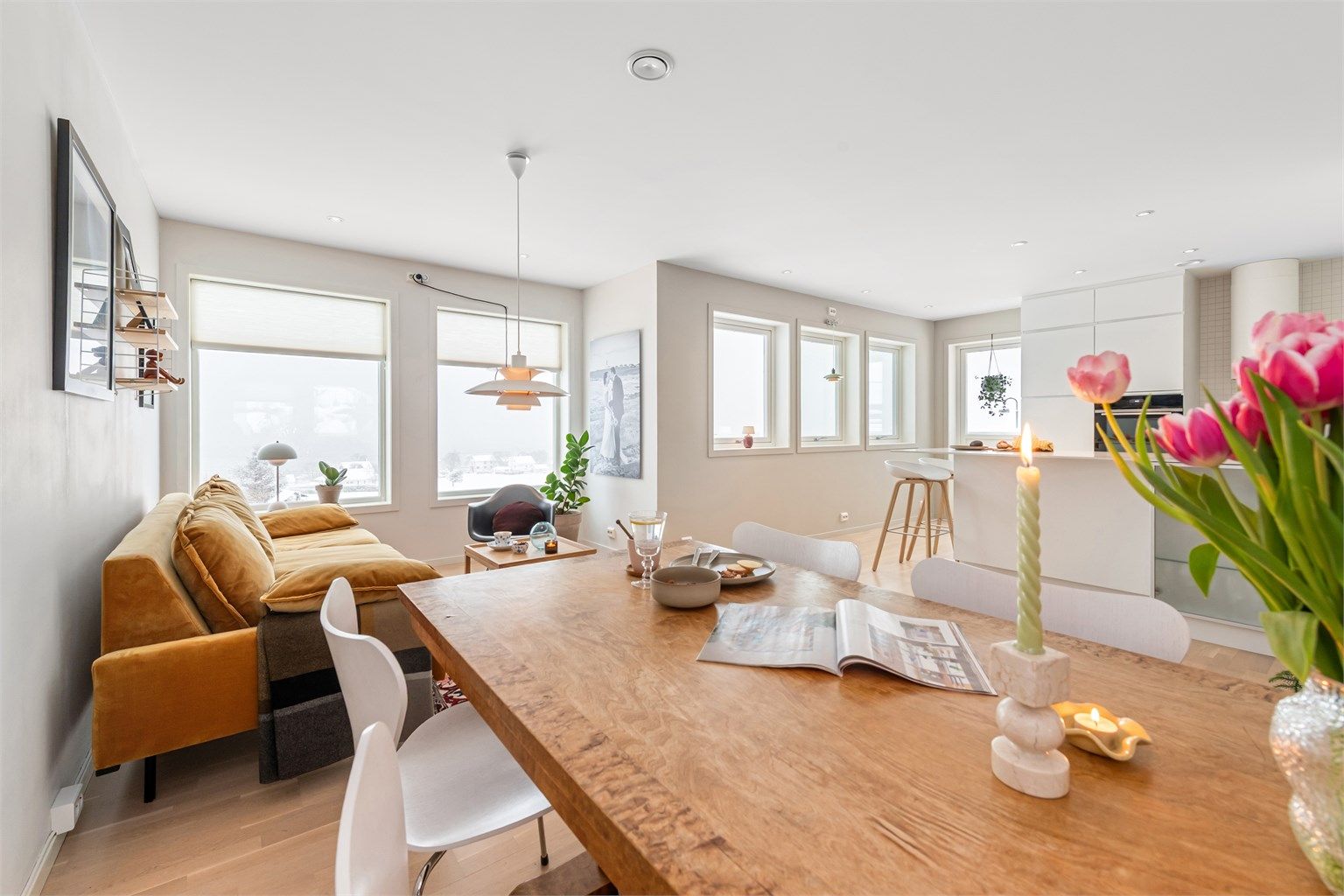 Spisestuen er en naturlig samlingsplass mellom kjøkkenet og stuen.