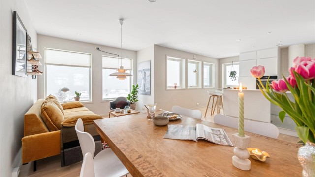 Spisestuen er en naturlig samlingsplass mellom kjøkkenet og stuen.