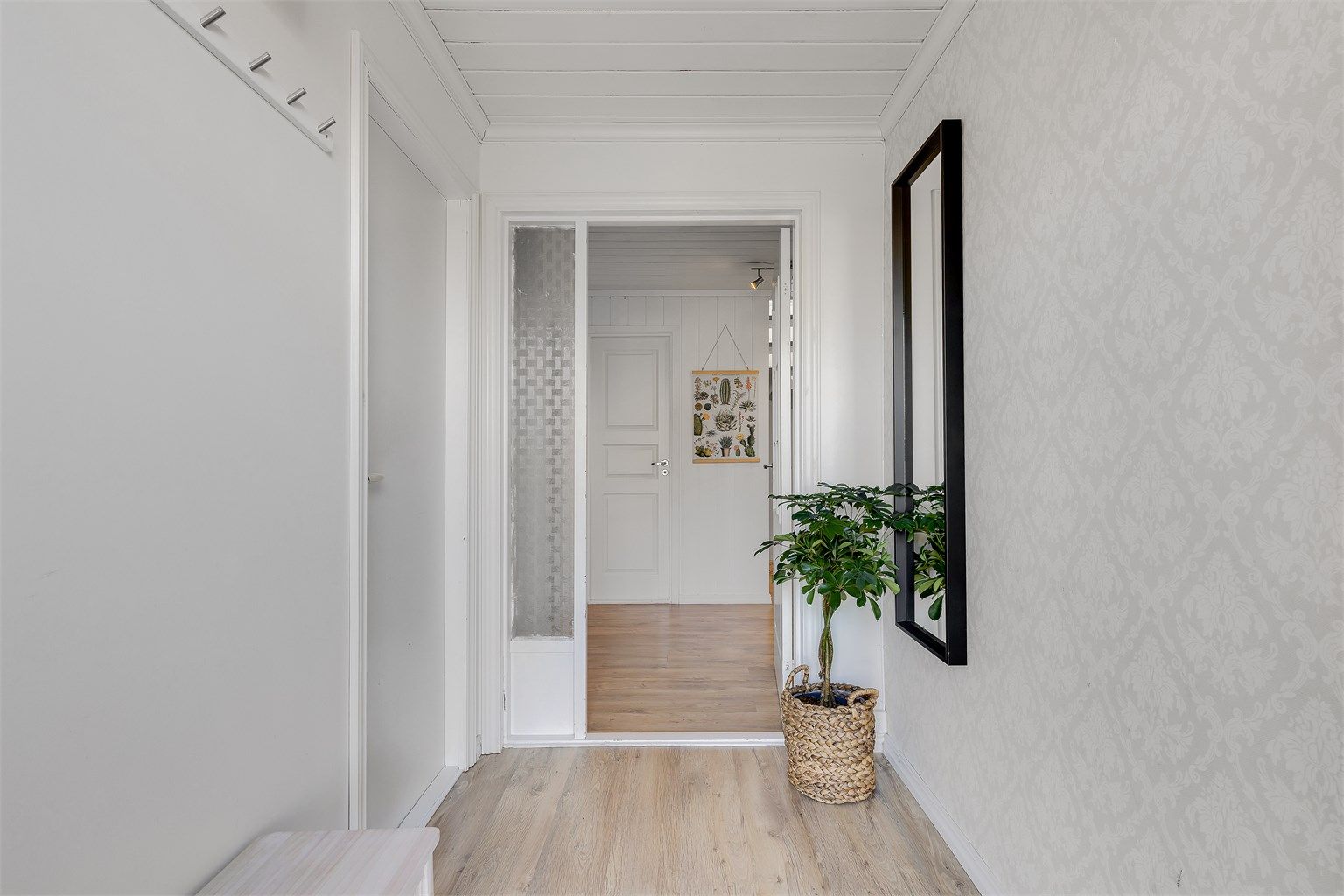 DET ER IKKE  mange meter til rådighet i gangen, men med garderoberom til venstre er det lett å holde orden.