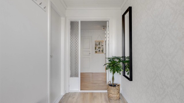 DET ER IKKE mange meter til rådighet i gangen, men med garderoberom til venstre er det lett å holde orden.