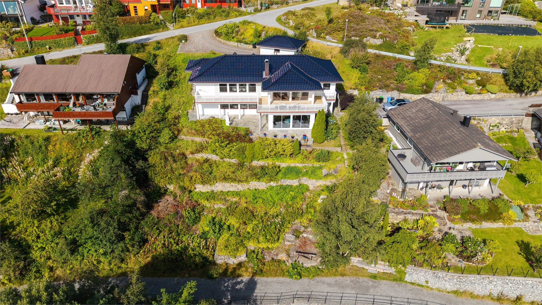 Den terrasserte hagen gir gode muligheter for beplantning og uteplasser.