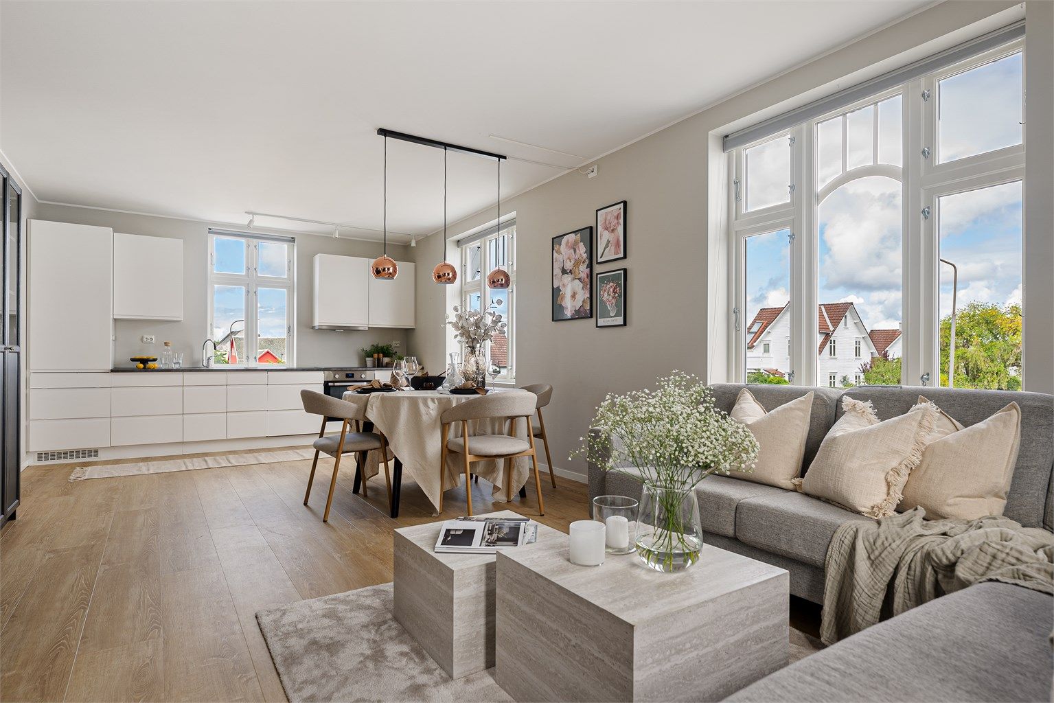 Boligen ble seksjonert i 2017 og ble da betydelig renovert innvendig og utvendig. Lyst, åpent og lekkert.