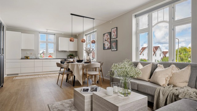 Boligen ble seksjonert i 2017 og ble da betydelig renovert innvendig og utvendig. Lyst, åpent og lekkert.
