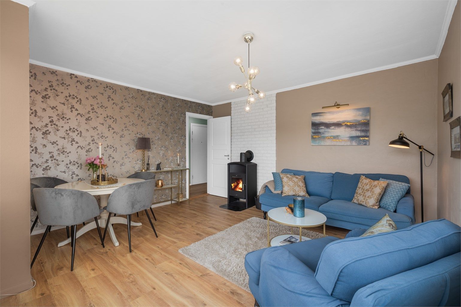 Stuen har malte og tapetserte flater med 1-stavs laminatgulv. Det er både varmepumpe og peis i stuen som sørger for god og effektiv oppvarming.