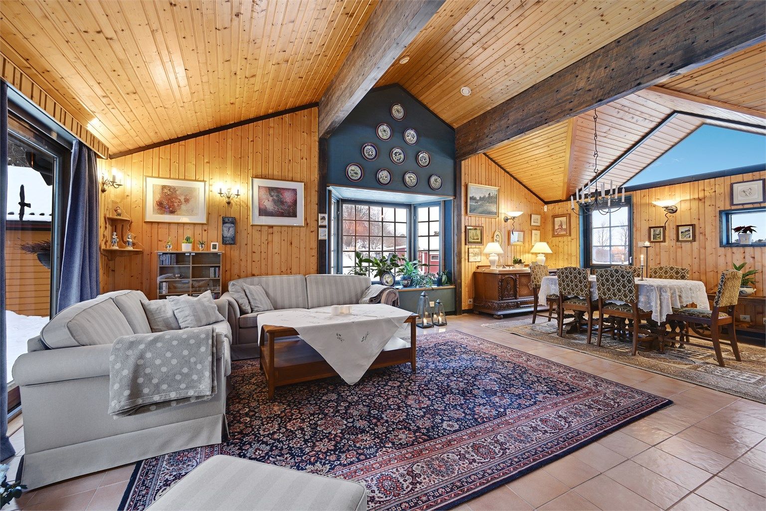 Boligen byr på en familievennlig planløsning med flotte oppholdsrom, god takhøyde og deilige uteplasser.