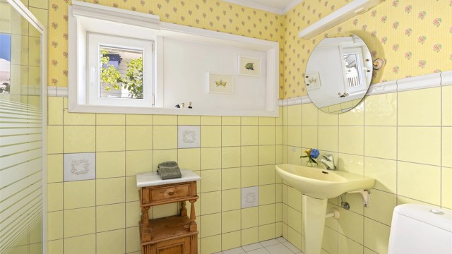 1. etasjes baderom med opplegg for vaskemaskin og plass til tørketrommel. Utstyrt med toalett, servantinnredning og dusj
