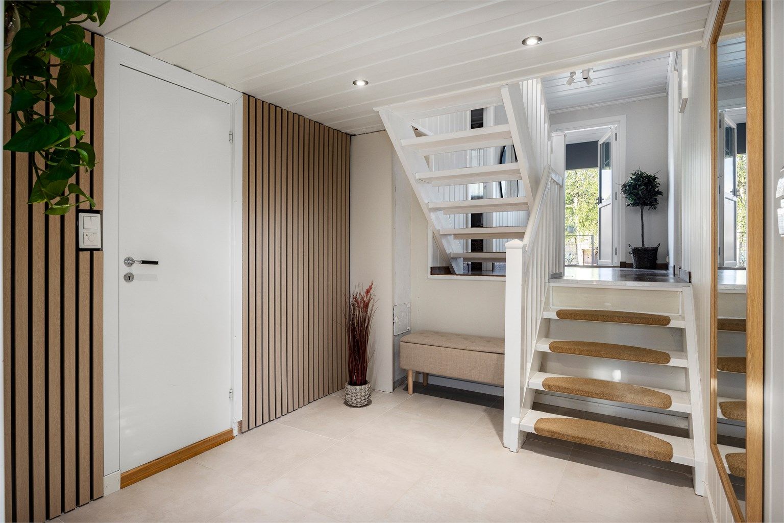 Innbydende entré med flislagt gulv med gulvvarme 