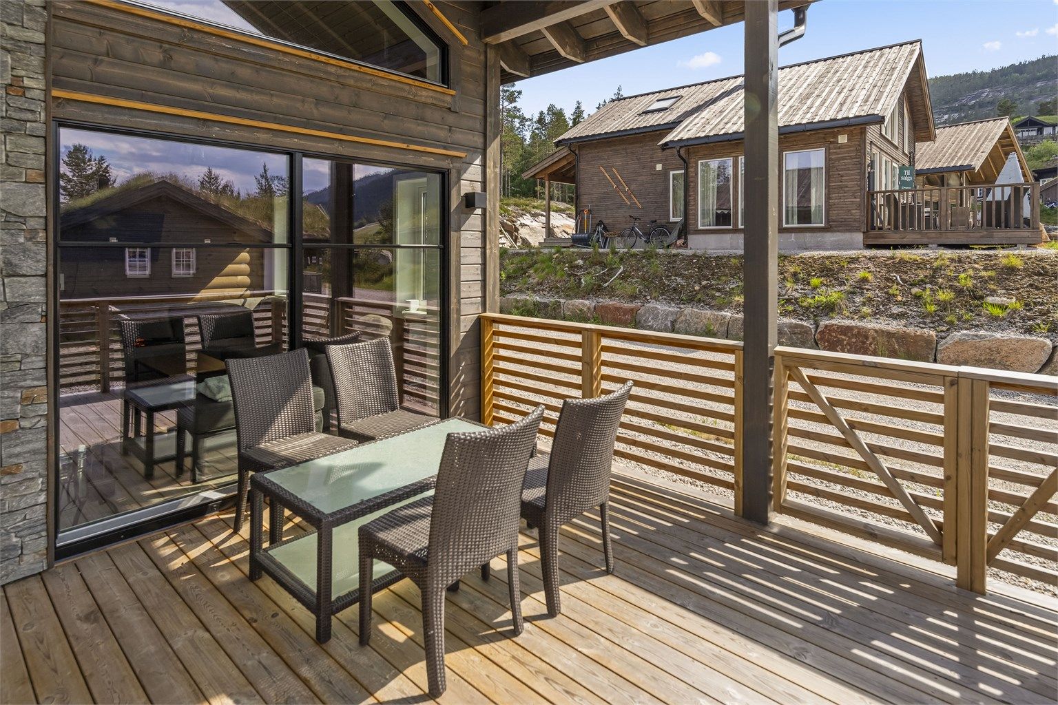 Fra kjøkkenet kommer du ut på stor terrasse som er delvis overbygget på 19kvm.