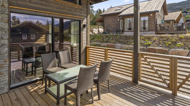 Fra kjøkkenet kommer du ut på stor terrasse som er delvis overbygget på 19kvm.